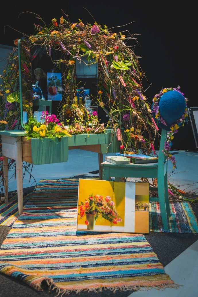 Värikkäät kukat kukkakaupassa Vääksy