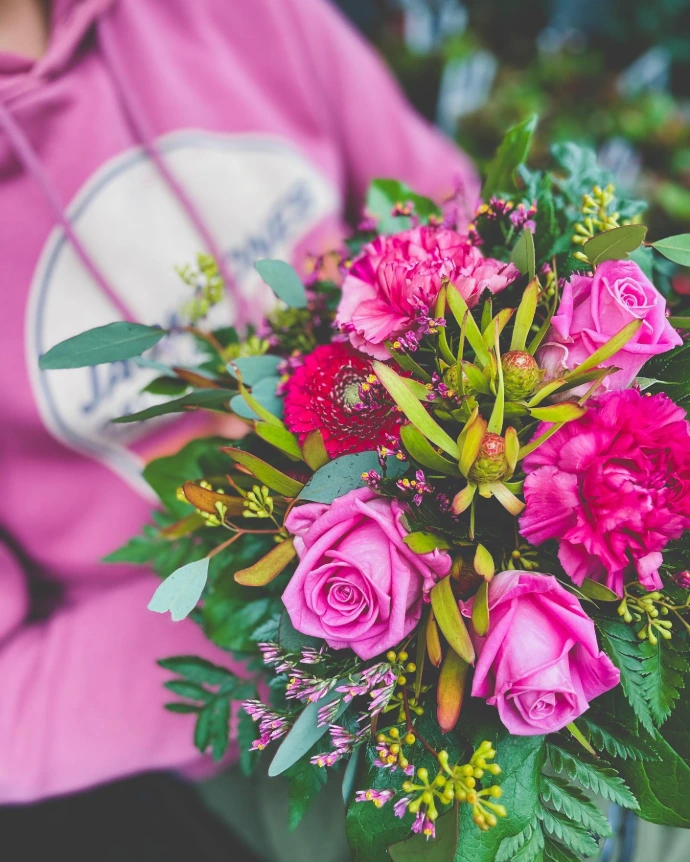 Floristin tekemä kukkakimppu Vääksyn Viherkukassa