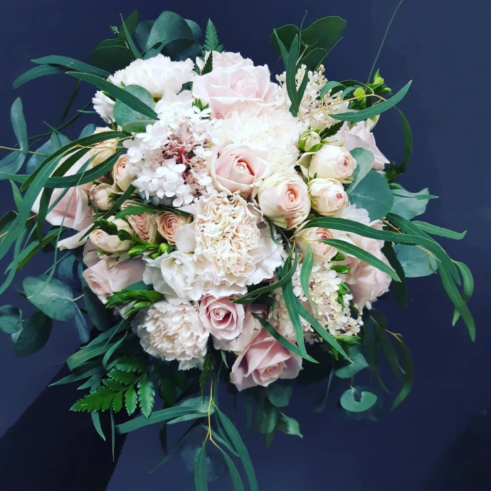 Floristin sitoma kukkakimppu Vääksy