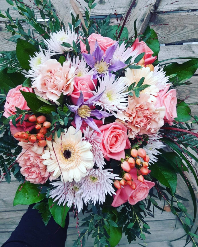 Värikäs kukkakimppu kukkakaupassa Vääksyssä