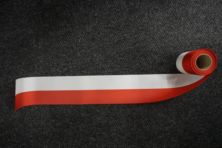 Surunauha – valkoinen punaisella reunalla