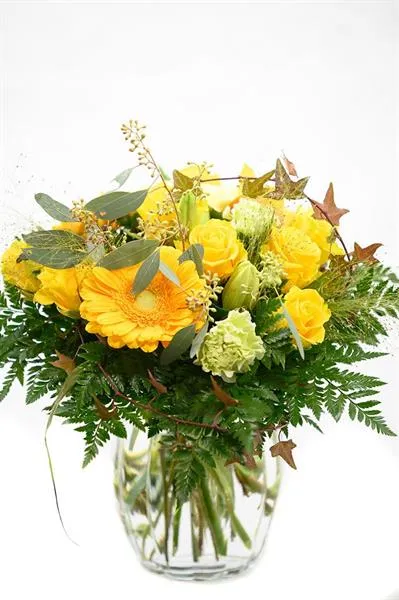 Aurinkoinen keltainen kukkakimppu